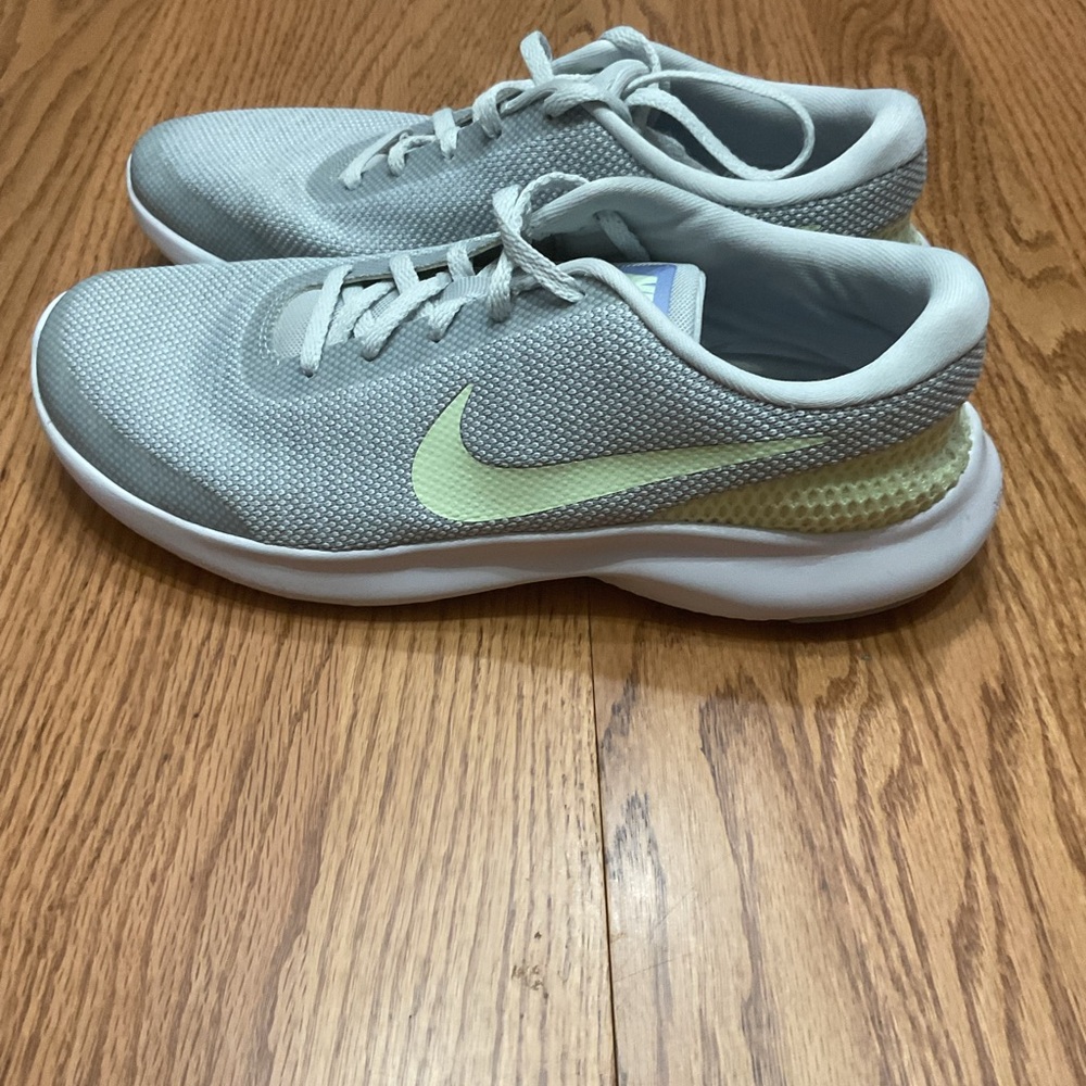 Nike women’s Flex Experience RN 7 running shoes Gray and Yellow Athletic Shoes - Picture 3 of 4
